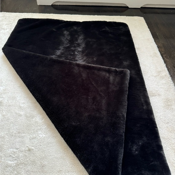 Apparis BRADY BLANKET, 32 x 44, Black - Picture 5 of 5